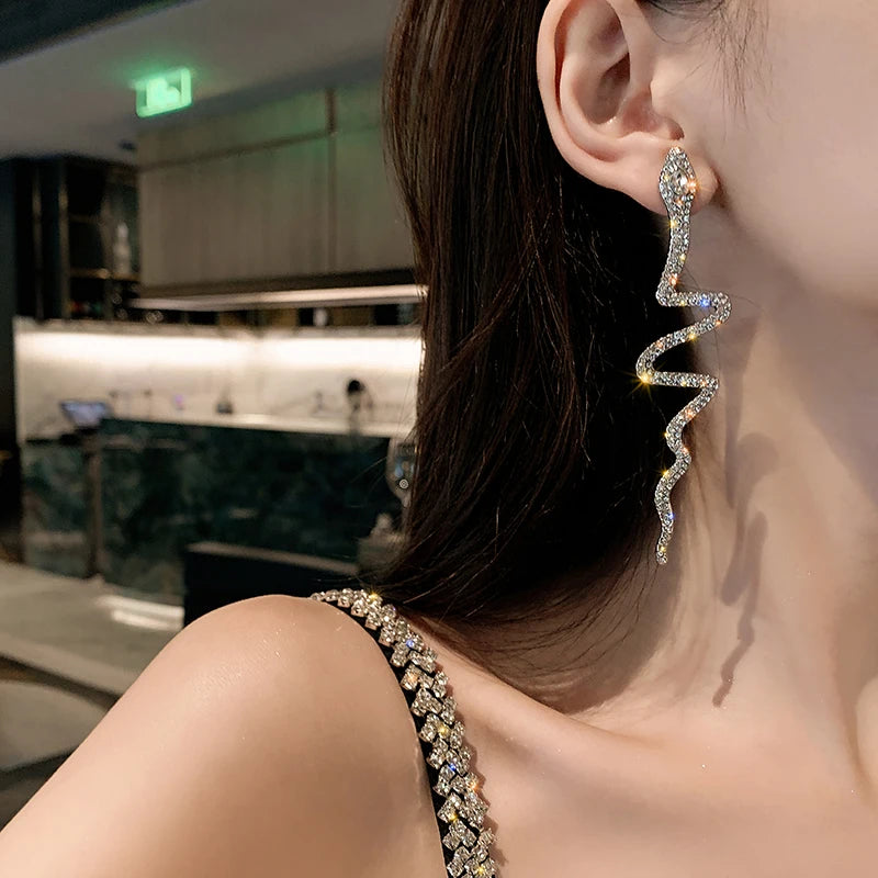 Boucles d'Oreilles Serpent Punk Style Coréen Strass Rhinestone – Clou Pendentif Mignon & Envoûtant | Bijou Femme Tendance K-Fashion 2025