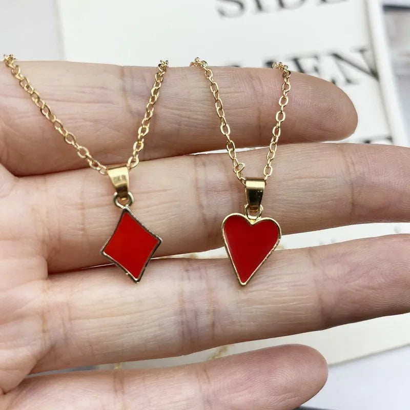 Collier Pendentif As de Pique Poker Statement – Chaîne Maille Rouge, Noir & Or | Bijou Porte-Chance Fortune, Jeu de Cartes & Style Audacieux