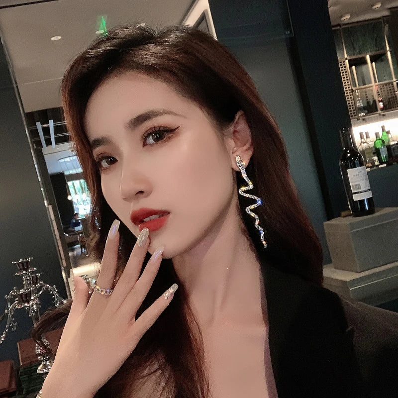 Boucles d'Oreilles Serpent Punk Style Coréen Strass Rhinestone – Clou Pendentif Mignon & Envoûtant | Bijou Femme Tendance K-Fashion 2025