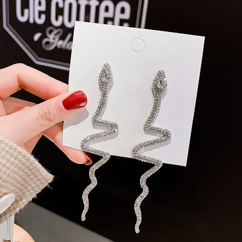 Boucles d'Oreilles Serpent Punk Style Coréen Strass Rhinestone – Clou Pendentif Mignon & Envoûtant | Bijou Femme Tendance K-Fashion 2025