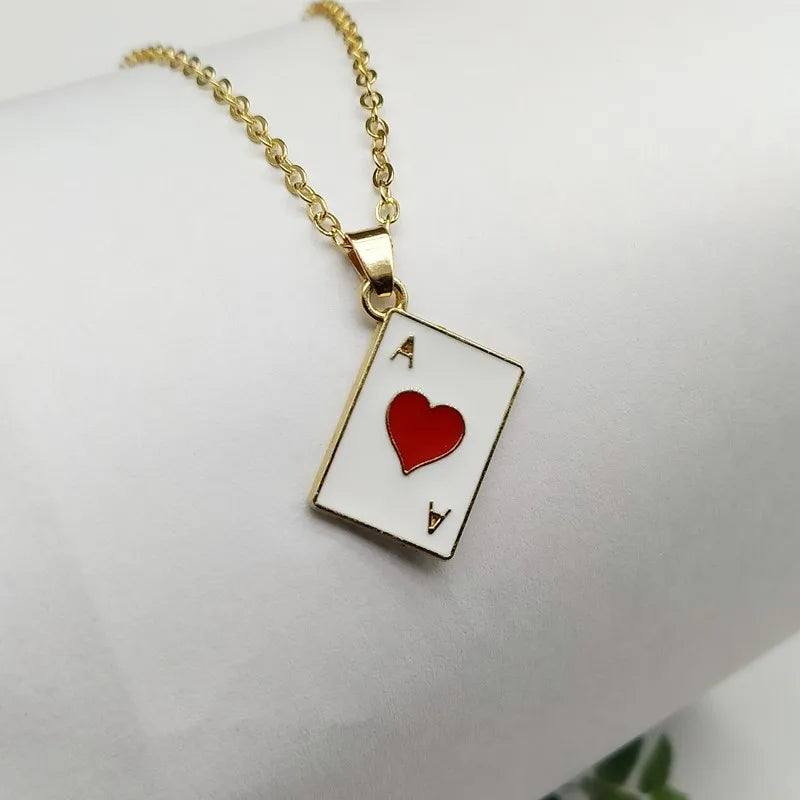 Collier Pendentif As de Pique Poker Statement – Chaîne Maille Rouge, Noir & Or | Bijou Porte-Chance Fortune, Jeu de Cartes & Style Audacieux