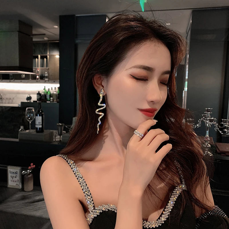 Boucles d'Oreilles Serpent Punk Style Coréen Strass Rhinestone – Clou Pendentif Mignon & Envoûtant | Bijou Femme Tendance K-Fashion 2025