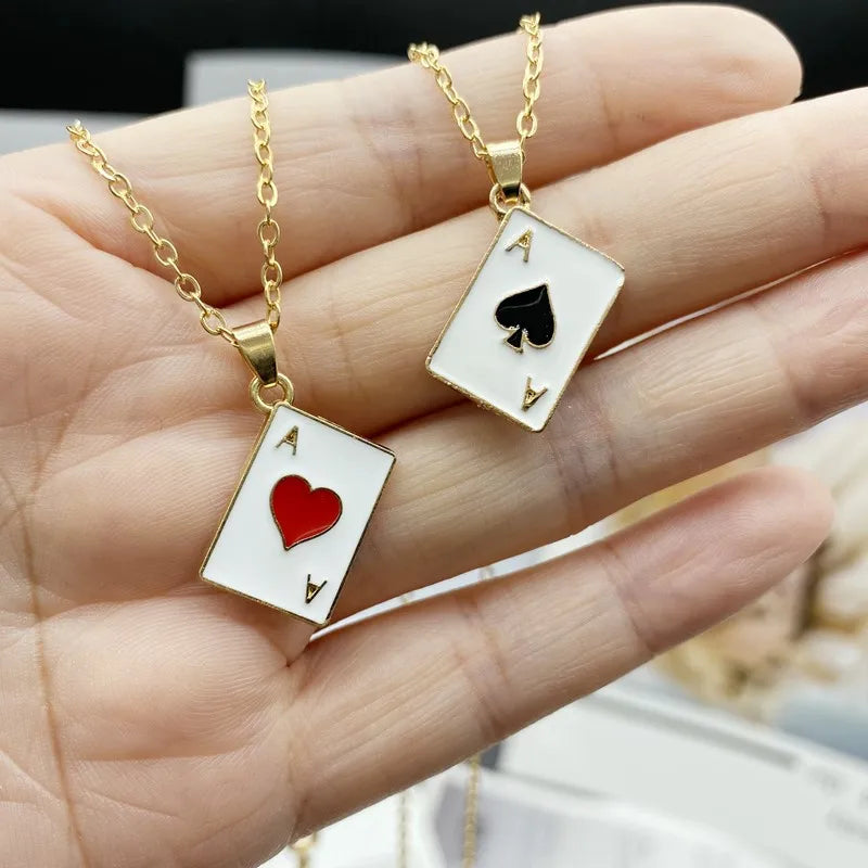 Collier Pendentif As de Pique Poker Statement – Chaîne Maille Rouge, Noir & Or | Bijou Porte-Chance Fortune, Jeu de Cartes & Style Audacieux