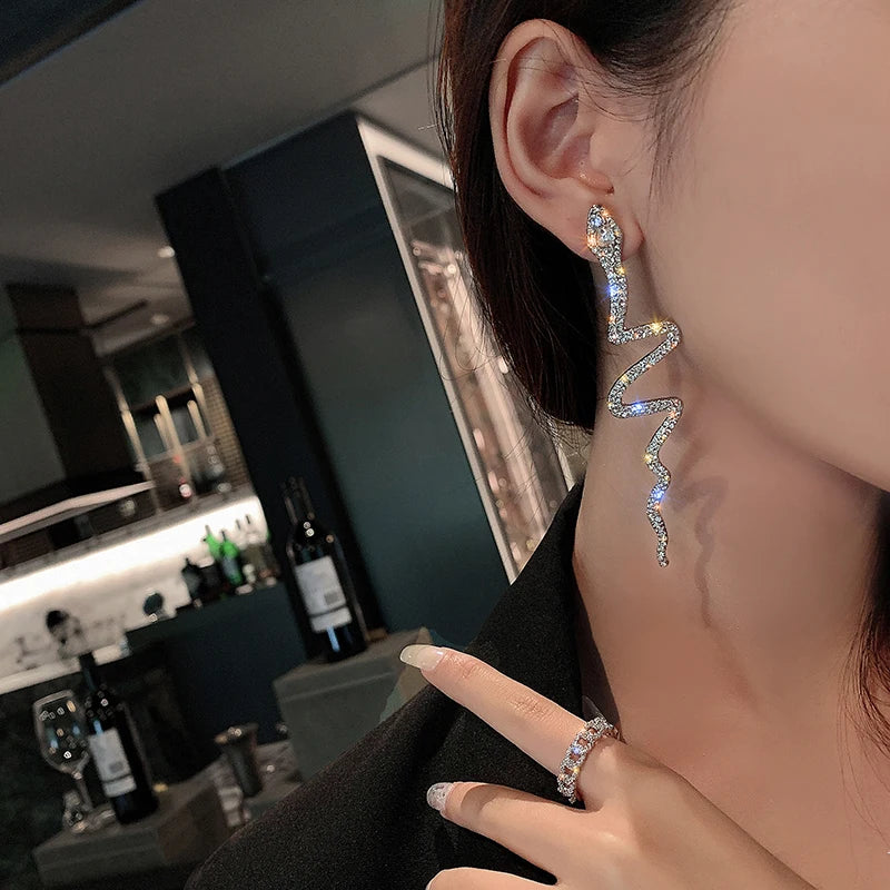 Boucles d'Oreilles Serpent Punk Style Coréen Strass Rhinestone – Clou Pendentif Mignon & Envoûtant | Bijou Femme Tendance K-Fashion 2025