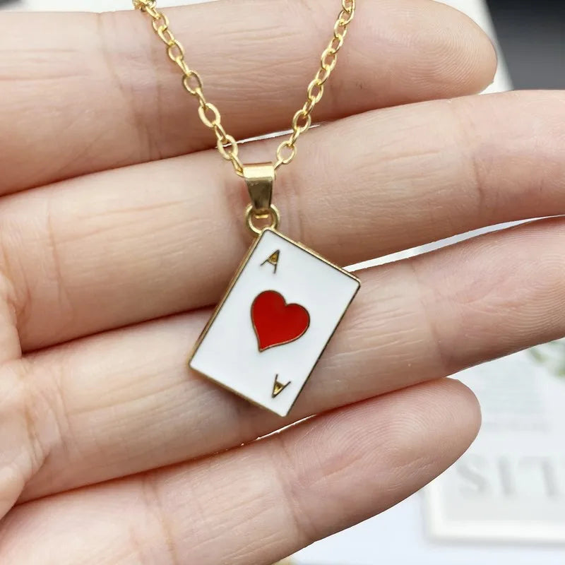 Collier Pendentif As de Pique Poker Statement – Chaîne Maille Rouge, Noir & Or | Bijou Porte-Chance Fortune, Jeu de Cartes & Style Audacieux