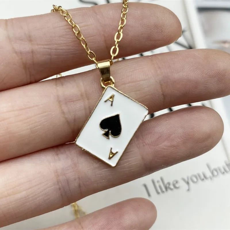 Collier Pendentif As de Pique Poker Statement – Chaîne Maille Rouge, Noir & Or | Bijou Porte-Chance Fortune, Jeu de Cartes & Style Audacieux