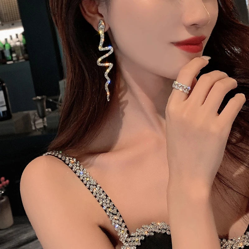 Boucles d'Oreilles Serpent Punk Style Coréen Strass Rhinestone – Clou Pendentif Mignon & Envoûtant | Bijou Femme Tendance K-Fashion 2025