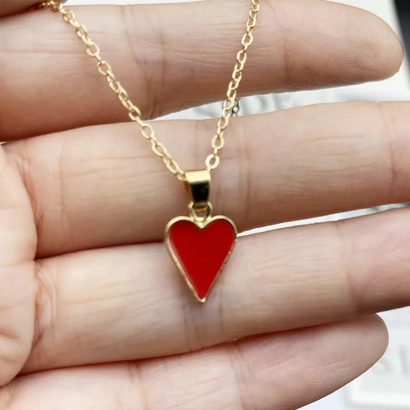 Collier Pendentif As de Pique Poker Statement – Chaîne Maille Rouge, Noir & Or | Bijou Porte-Chance Fortune, Jeu de Cartes & Style Audacieux