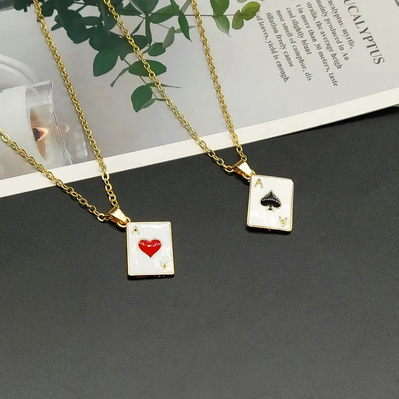 Collier Pendentif As de Pique Poker Statement – Chaîne Maille Rouge, Noir & Or | Bijou Porte-Chance Fortune, Jeu de Cartes & Style Audacieux