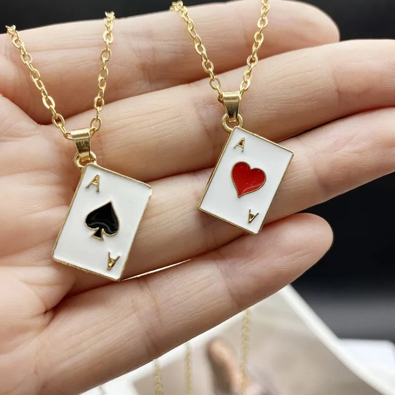 Collier Pendentif As de Pique Poker Statement – Chaîne Maille Rouge, Noir & Or | Bijou Porte-Chance Fortune, Jeu de Cartes & Style Audacieux