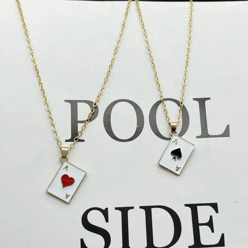 Collier Pendentif As de Pique Poker Statement – Chaîne Maille Rouge, Noir & Or | Bijou Porte-Chance Fortune, Jeu de Cartes & Style Audacieux