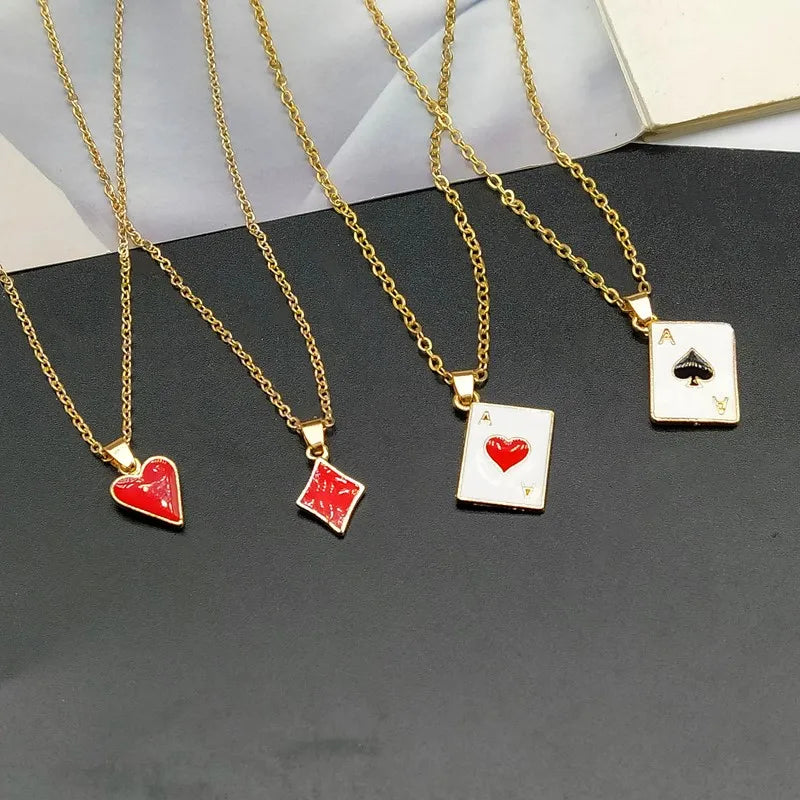 Collier Pendentif As de Pique Poker Statement – Chaîne Maille Rouge, Noir & Or | Bijou Porte-Chance Fortune, Jeu de Cartes & Style Audacieux