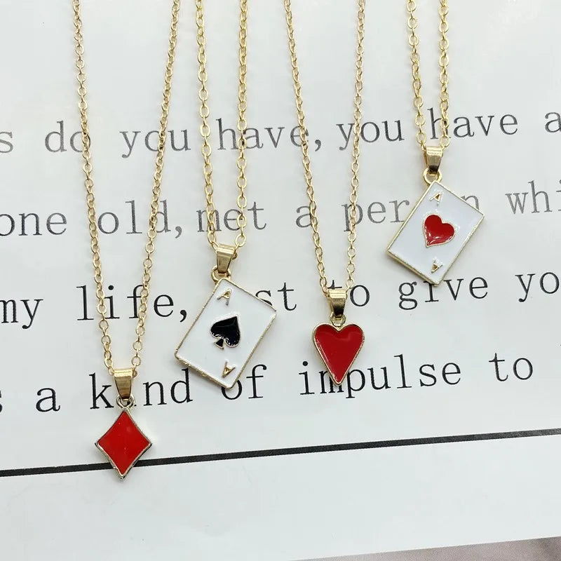 Collier Pendentif As de Pique Poker Statement – Chaîne Maille Rouge, Noir & Or | Bijou Porte-Chance Fortune, Jeu de Cartes & Style Audacieux