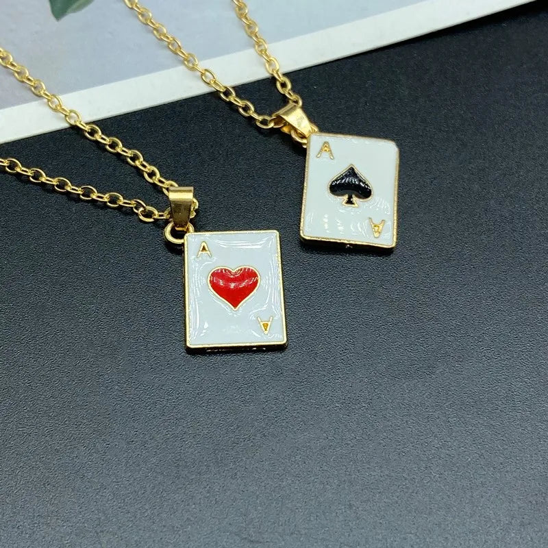 Collier Pendentif As de Pique Poker Statement – Chaîne Maille Rouge, Noir & Or | Bijou Porte-Chance Fortune, Jeu de Cartes & Style Audacieux