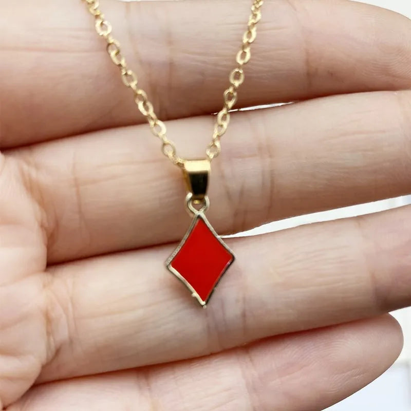 Collier Pendentif As de Pique Poker Statement – Chaîne Maille Rouge, Noir & Or | Bijou Porte-Chance Fortune, Jeu de Cartes & Style Audacieux