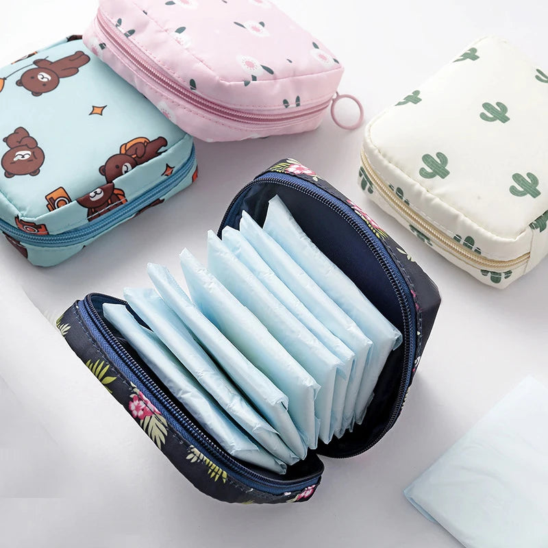 Mini Trousse Cosmétique Zippée Femme – Serviettes Hygiéniques, Rouge à Lèvres & Voyage | Pochette Monnaie & Écouteurs