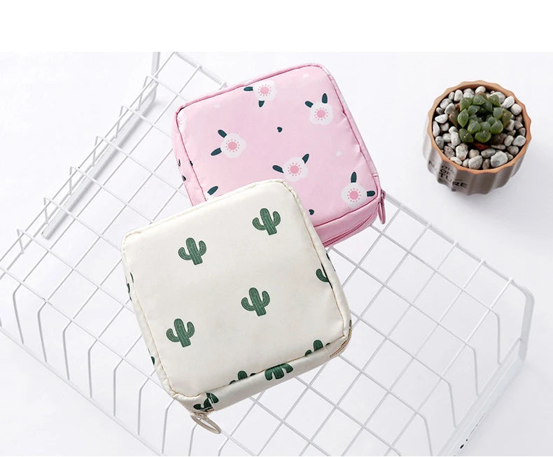 Mini Trousse Cosmétique Zippée Femme – Serviettes Hygiéniques, Rouge à Lèvres & Voyage | Pochette Monnaie & Écouteurs
