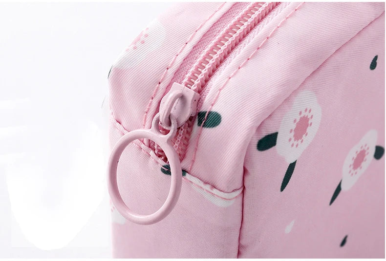 Mini Trousse Cosmétique Zippée Femme – Serviettes Hygiéniques, Rouge à Lèvres & Voyage | Pochette Monnaie & Écouteurs