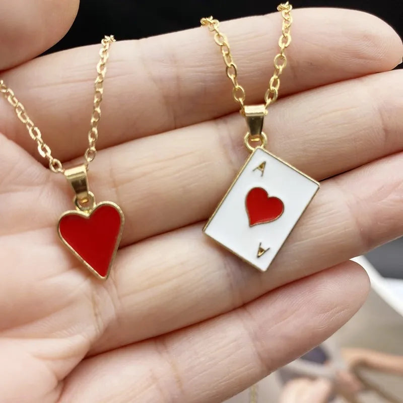 Collier Pendentif As de Pique Poker Statement – Chaîne Maille Rouge, Noir & Or | Bijou Porte-Chance Fortune, Jeu de Cartes & Style Audacieux