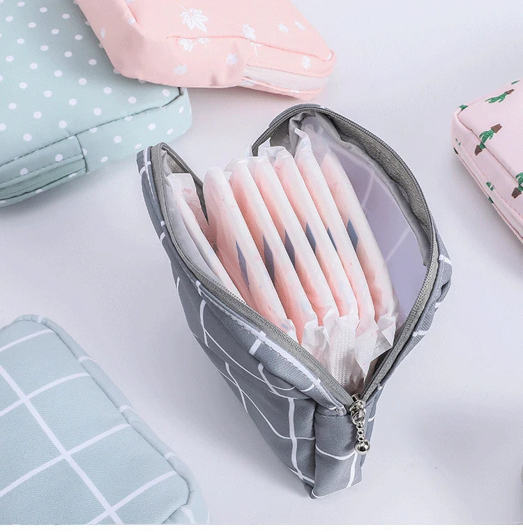 Mini Trousse Cosmétique Zippée Femme – Serviettes Hygiéniques, Rouge à Lèvres & Voyage | Pochette Monnaie & Écouteurs