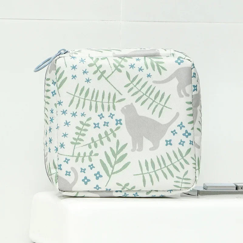Mini Trousse Cosmétique Zippée Femme – Serviettes Hygiéniques, Rouge à Lèvres & Voyage | Pochette Monnaie & Écouteurs