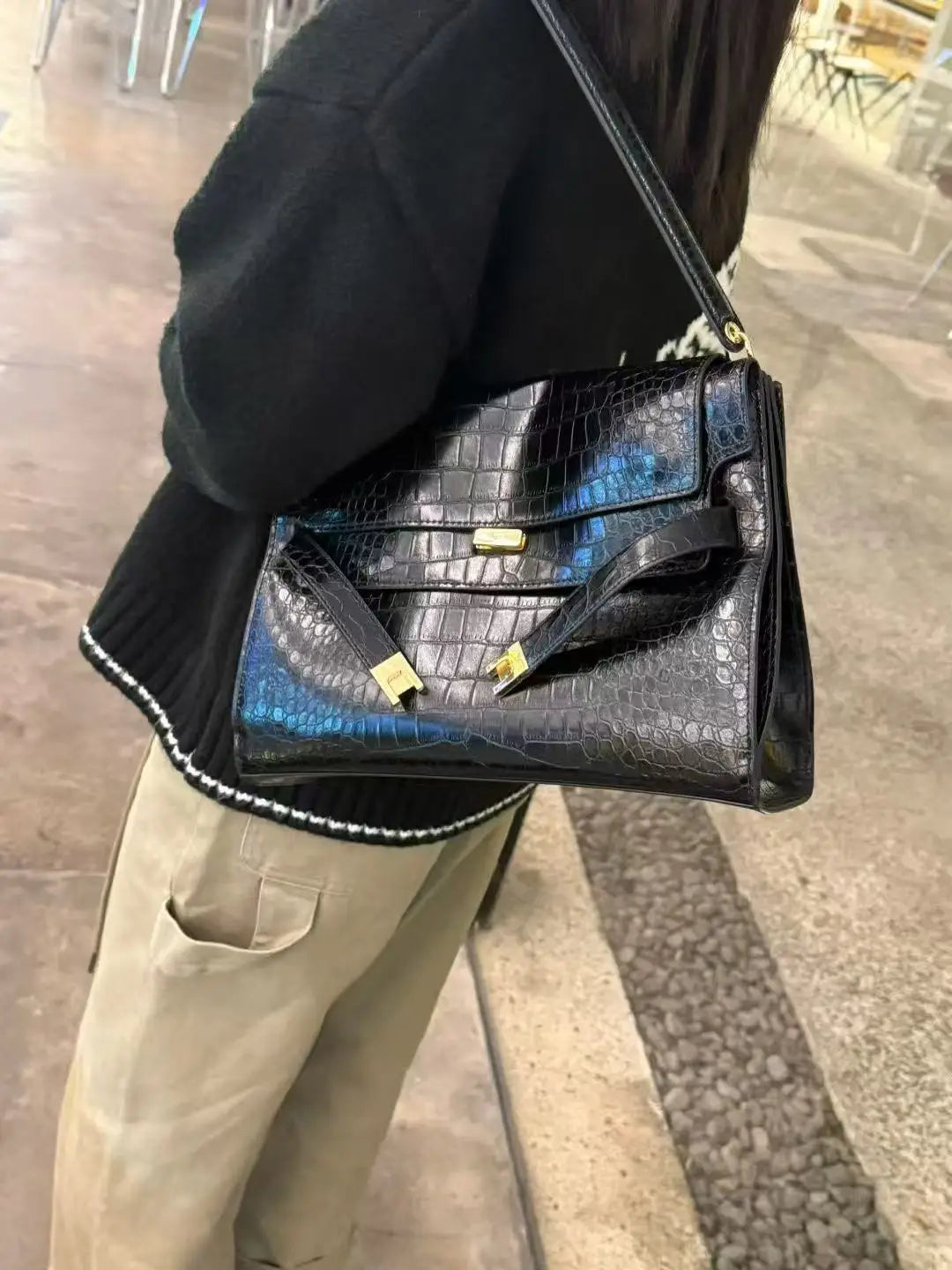Sac Carré Femme Cuir Suède Luxe – Boucle Dorée Rétro Bandoulière Hiver Premium
