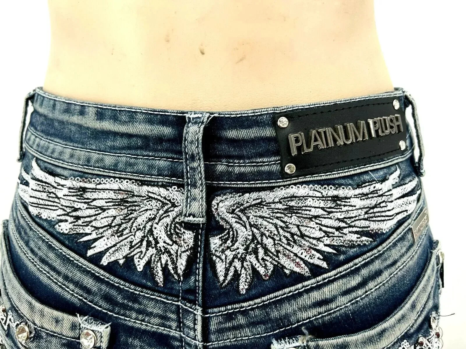 Short Jean Femme Taille Basse Denim Lavé Rivets Broderie Ailes Moto Y2K Gothic Sexy – Style Hot Girl Vintage