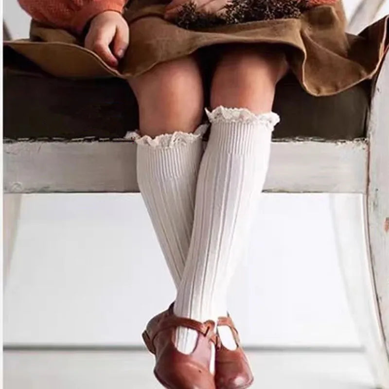Chaussettes Hautes Fille à Volants Dentelle Fleur – Coton Doux Princesse 0-8 Ans