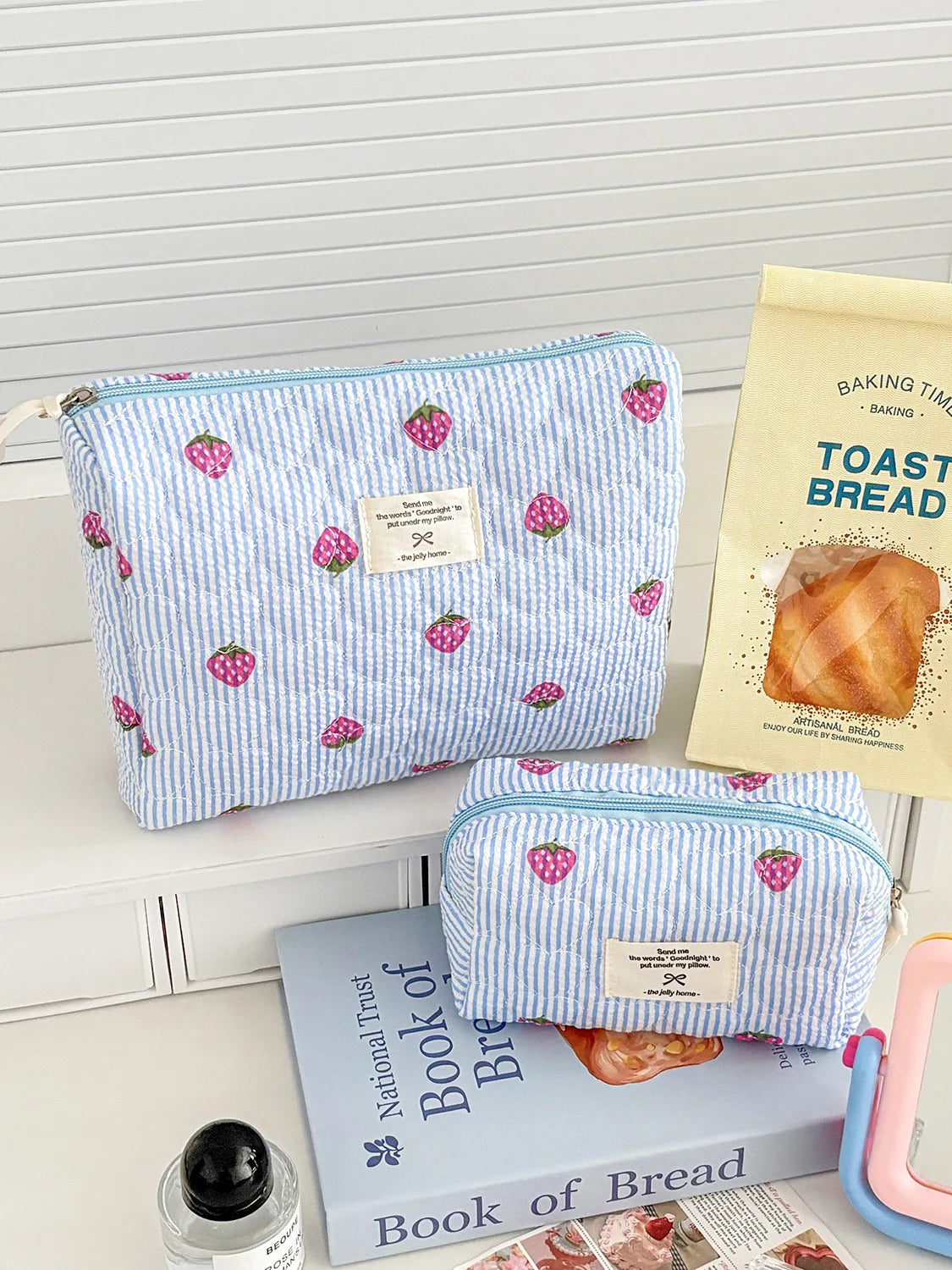 Trousse Cosmétique Fraise Rayée – Pochette Maquillage Portable Voyage | Organisateur Femme Kawaii
