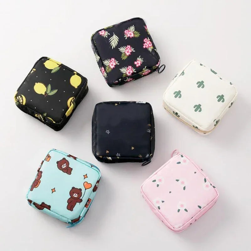 Mini Trousse Cosmétique Zippée Femme – Serviettes Hygiéniques, Rouge à Lèvres & Voyage | Pochette Monnaie & Écouteurs