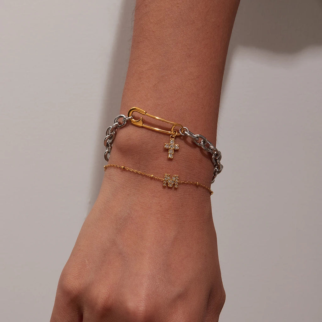 Damenarmband Buchstabe "M" Zirkon & Edelstahl 18K vergoldet – Elegantes & vielseitiges Schmuckstück | Personalisiertes Geschenk | Zora