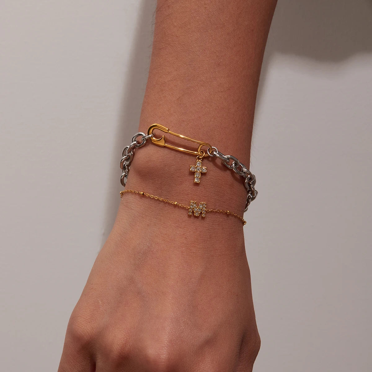 Bracelet Femme Lettre "M" Zircon & Acier Inox Plaqué Or 18K – Bijou Élégant & Polyvalent | Cadeau Personnalisé | Zora