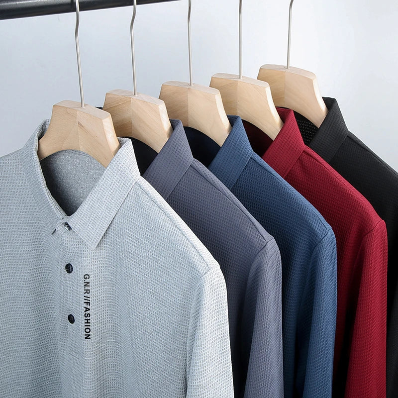 Polo Homme Manches Longues Texture Gaufrée Waffle Col Reversé Lettres Imprimées Casual Tendance – Top Polo Texturé Élégant Streetwear | Mode Homme Premium