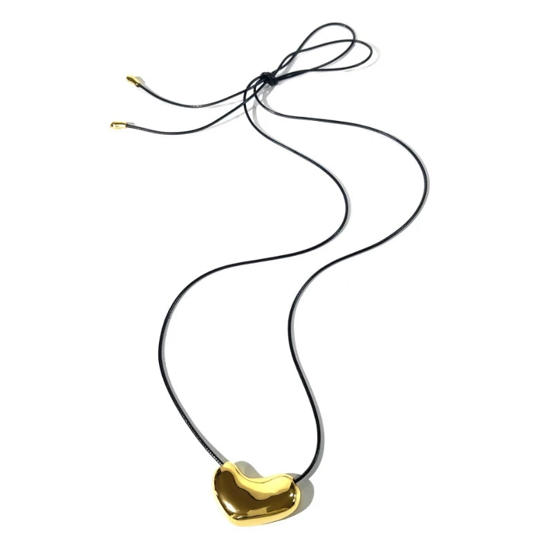 Collier Cordon Noir Pendentif Métal Irrégulier Statement – Bijou Femme Tendance Cool & Minimaliste | Accessoire Soirée, Fête & Cadeau Mode
