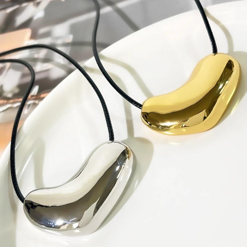 Collier Cordon Noir Pendentif Métal Irrégulier Statement – Bijou Femme Tendance Cool & Minimaliste | Accessoire Soirée, Fête & Cadeau Mode