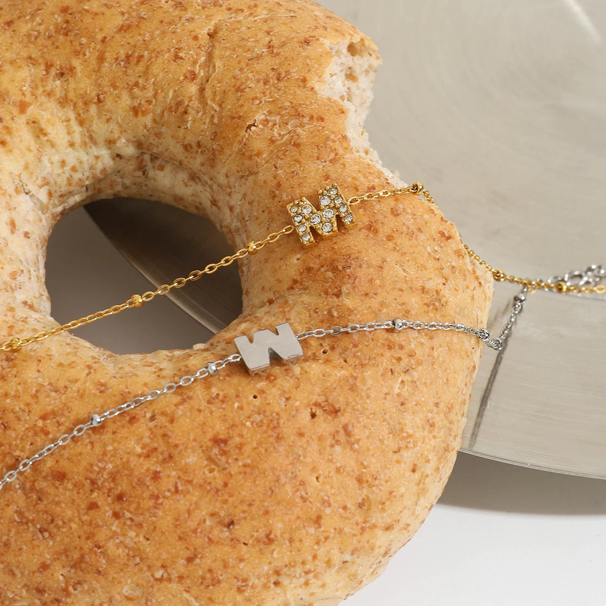 Bracelet Femme Lettre "M" Zircon & Acier Inox Plaqué Or 18K – Bijou Élégant & Polyvalent | Cadeau Personnalisé | Zora