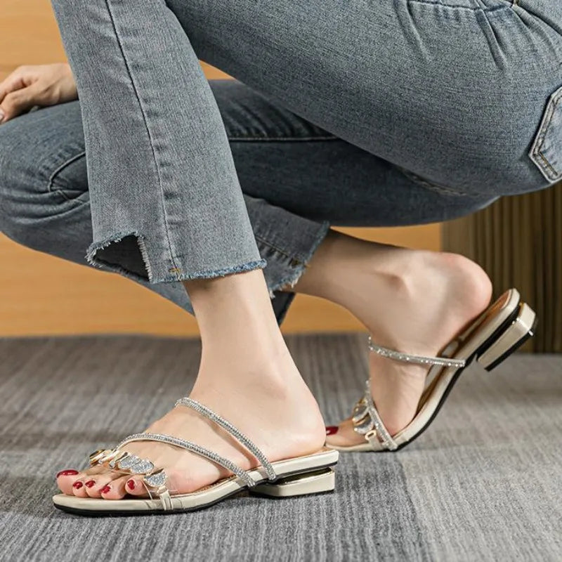 Sandales Femme Style Coréen – Détail Métal Élégant | Bout Ouvert Plat Été 2026