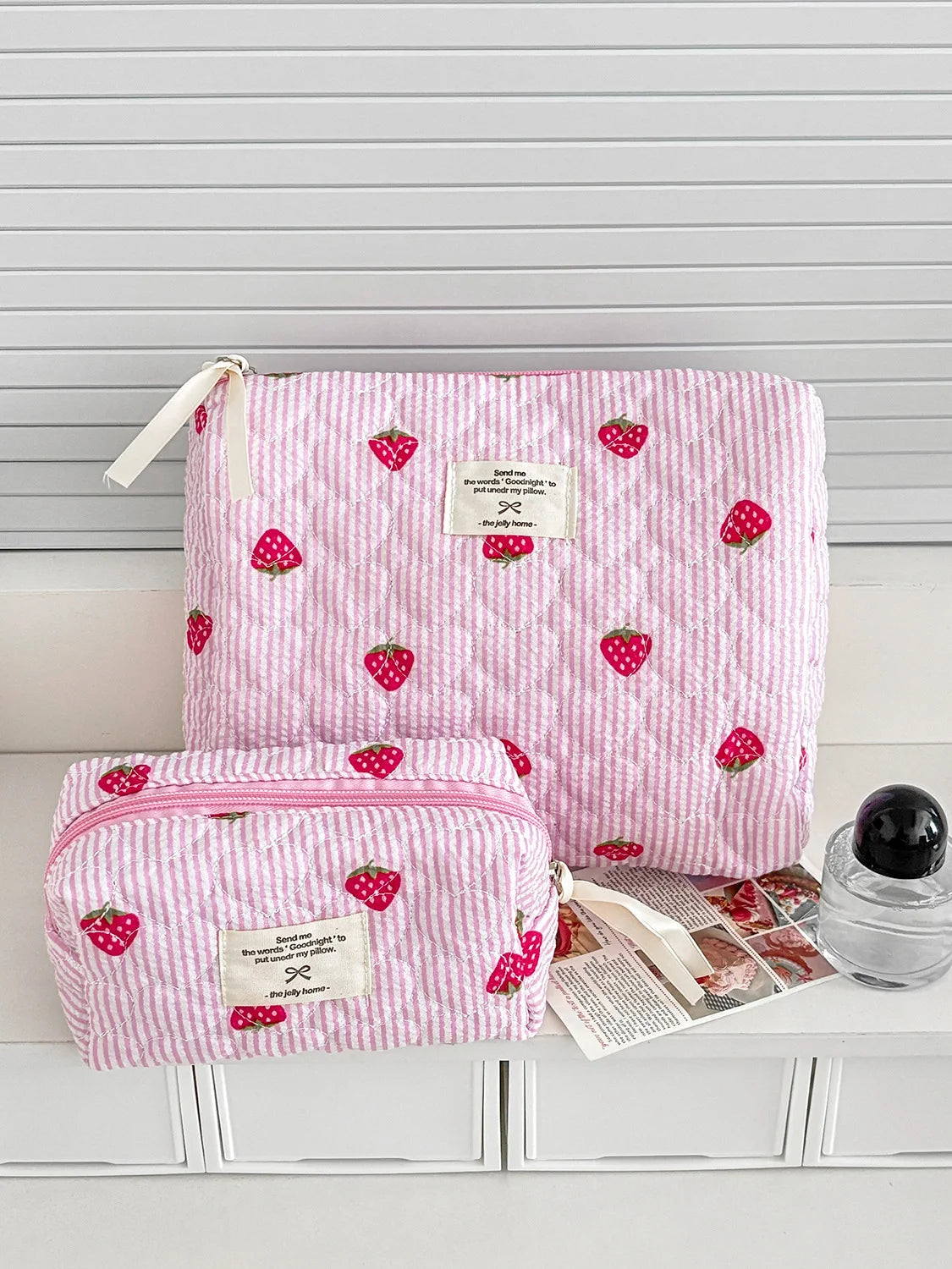 Trousse Cosmétique Fraise Rayée – Pochette Maquillage Portable Voyage | Organisateur Femme Kawaii