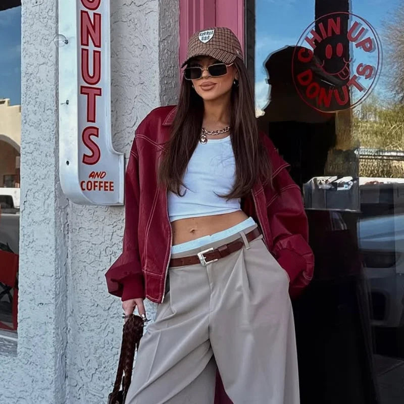 Kurze Damenjacke aus weinrotem PU-Leder, schmal geschnitten, Motorradstil, Reißverschluss, Revers, lange Ärmel – lässiger, schicker Perfecto | Highstreet