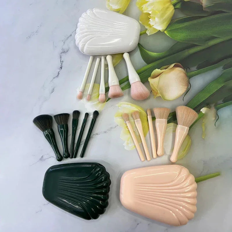 Set 5 Pinceaux Maquillage Coquillage Portable avec Miroir HD – Poils Doux, Lèvres & Retouches | Trousse Cosmétique Complète