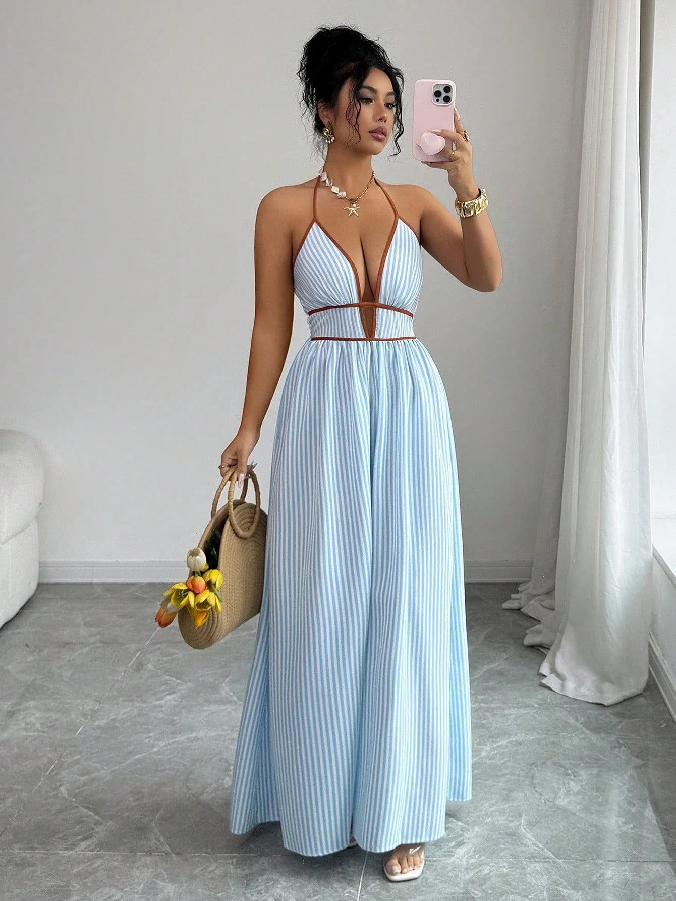 Gestreeptes Maxikleid mit tiefem Halter-Ausschnitt – Premium Urlaubs- & Strand-Style