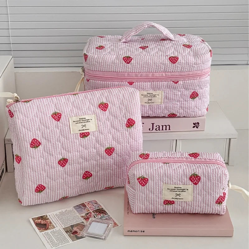 Trousse Cosmétique Fraise Rayée – Pochette Maquillage Portable Voyage | Organisateur Femme Kawaii