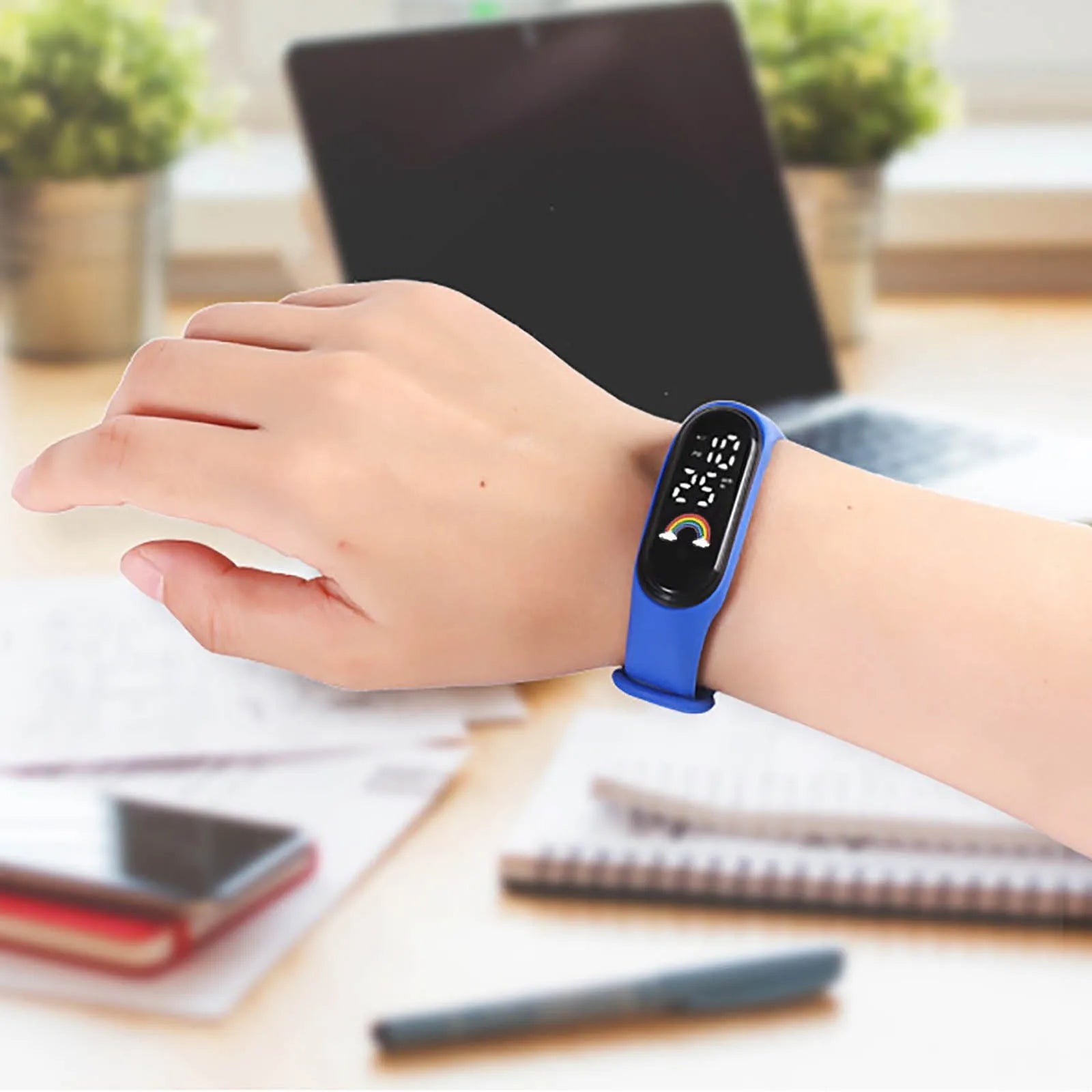 Montre Enfant Fille Garçon LED Tactile Sport – Bracelet Électronique Étanche Tendance 2025