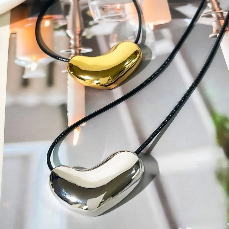Collier Cordon Noir Pendentif Métal Irrégulier Statement – Bijou Femme Tendance Cool & Minimaliste | Accessoire Soirée, Fête & Cadeau Mode