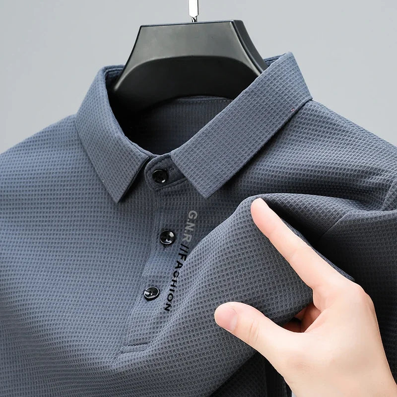 Polo Homme Manches Longues Texture Gaufrée Waffle Col Reversé Lettres Imprimées Casual Tendance – Top Polo Texturé Élégant Streetwear | Mode Homme Premium
