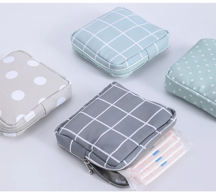 Mini Trousse Cosmétique Zippée Femme – Serviettes Hygiéniques, Rouge à Lèvres & Voyage | Pochette Monnaie & Écouteurs