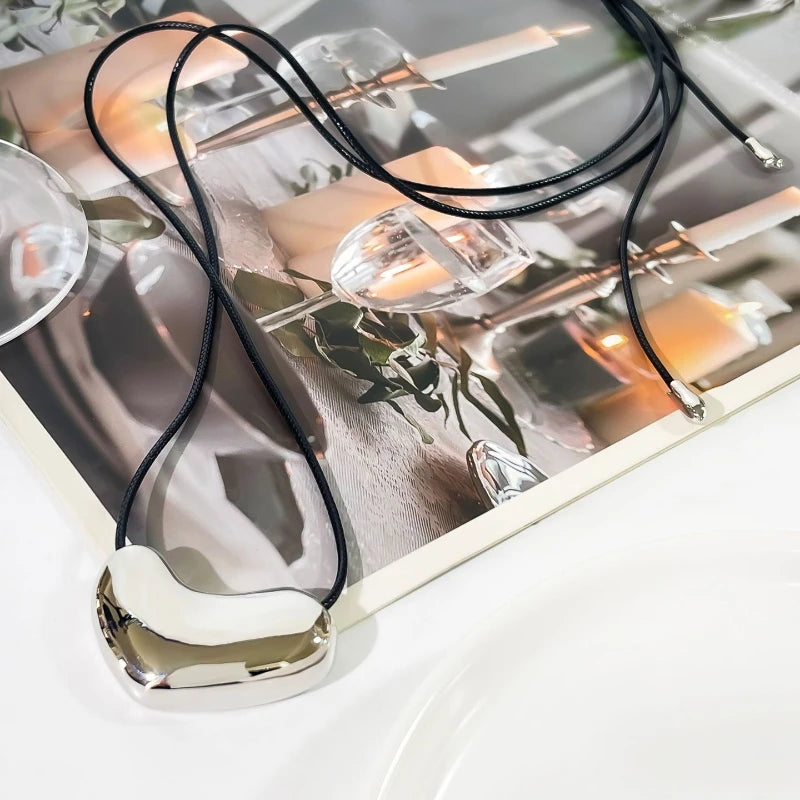 Collier Cordon Noir Pendentif Métal Irrégulier Statement – Bijou Femme Tendance Cool & Minimaliste | Accessoire Soirée, Fête & Cadeau Mode