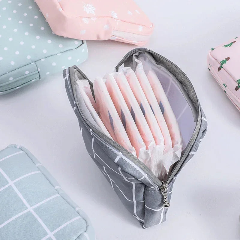 Mini Trousse Cosmétique Zippée Femme – Serviettes Hygiéniques, Rouge à Lèvres & Voyage | Pochette Monnaie & Écouteurs