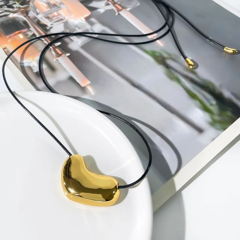 Collier Cordon Noir Pendentif Métal Irrégulier Statement – Bijou Femme Tendance Cool & Minimaliste | Accessoire Soirée, Fête & Cadeau Mode
