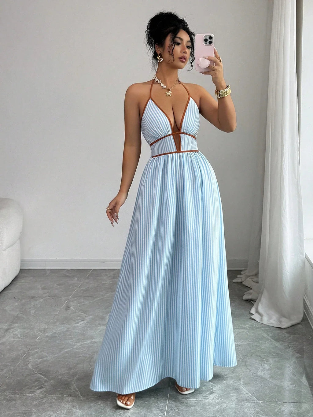 Gestreeptes Maxikleid mit tiefem Halter-Ausschnitt – Premium Urlaubs- & Strand-Style